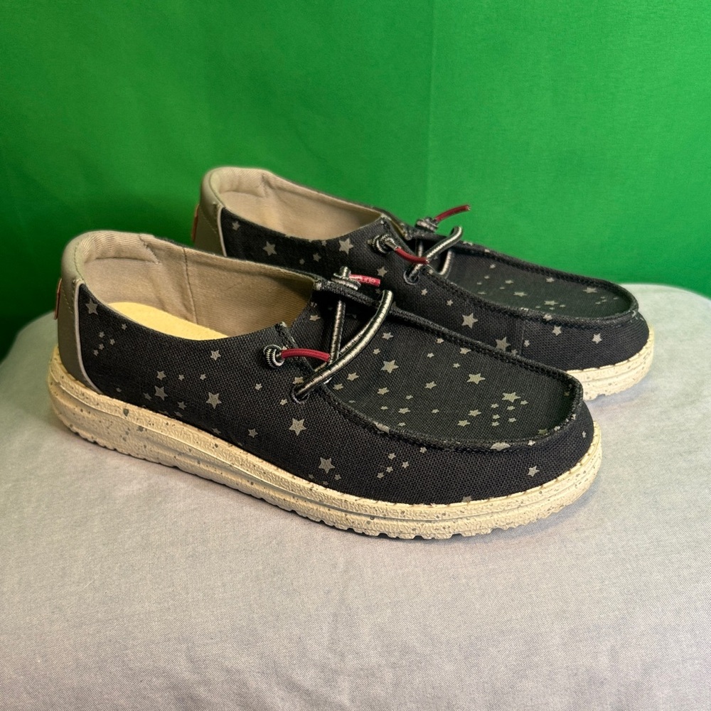 Hey Dude Youth size 3 Cat Eye Wendy Navy EUC pristine preown condition EU sz 35